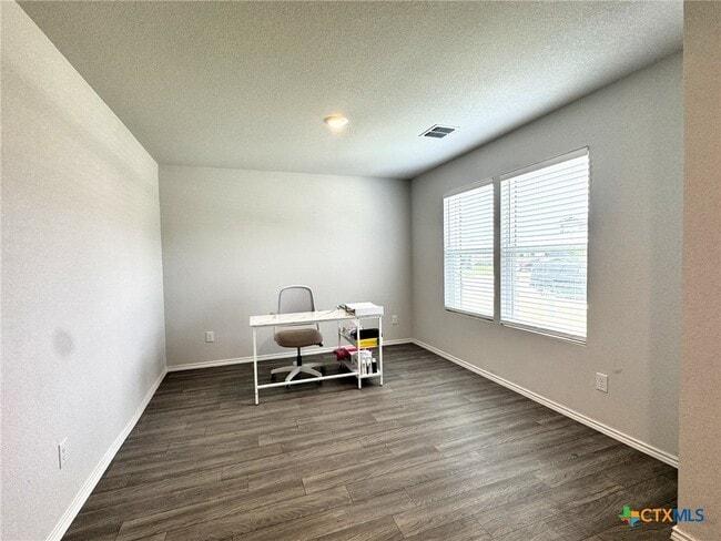 Photo - 404 Jean St