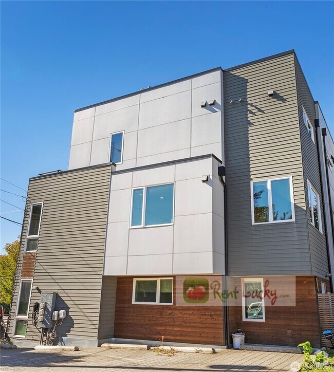 Building Photo - SPECTACULAR Newer 2-Bedroom Townhome w/Roo...