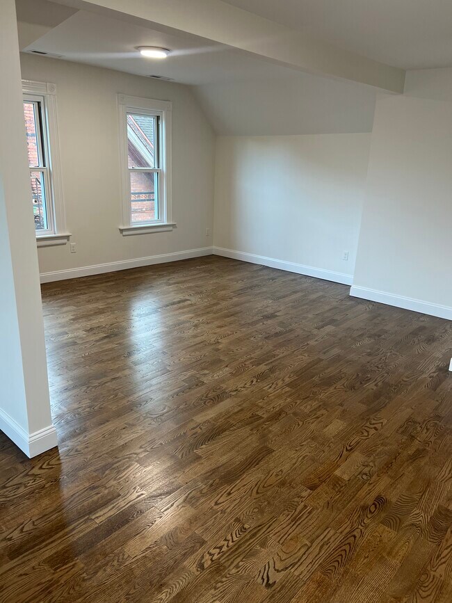 Photo - 470 Howard Ave