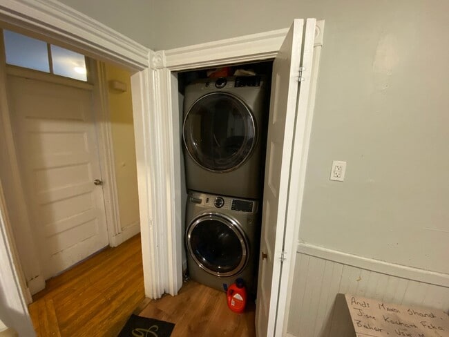 Photo - No brokers Fee, In-Unit Washer and Dryer, Eat-in Kitchen