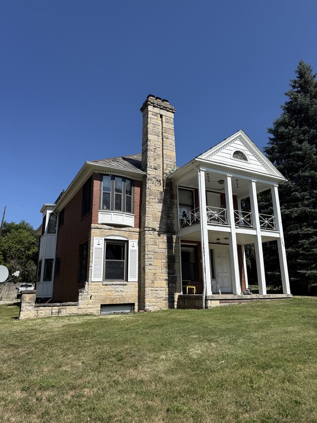 Building Photo - 2140 Wyndhurst Rd Unit 2