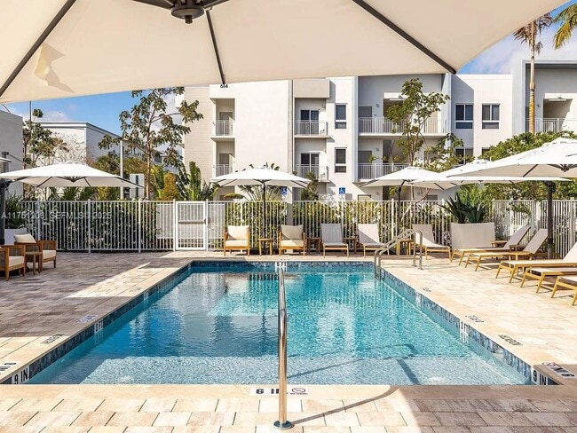 Building Photo - 628 NE 2nd St Unit 205