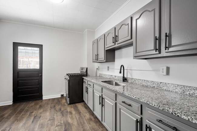 BEAUTIFULLY RENOVATED 2 BEDROOM GEM!!! OFF... - BEAUTIFULLY RENOVATED 2 BEDROOM GEM!!! OFF... Casa