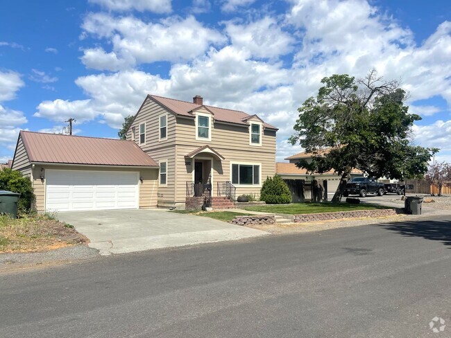 Building Photo - Beautifully Updated 4-Bedroom Home in the ...