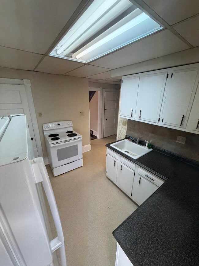 Kitchen - 319 West St Unit 321