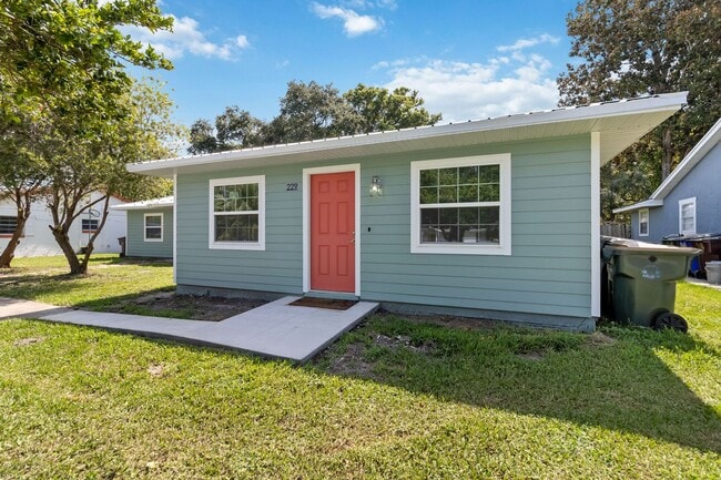 Building Photo - MOVE IN SPECIAL- Beautiful Newly Renovated 2/1 Duplex in St. Cloud - No HOA