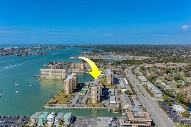 Building Photo - 4550 Cove Cir Unit 704