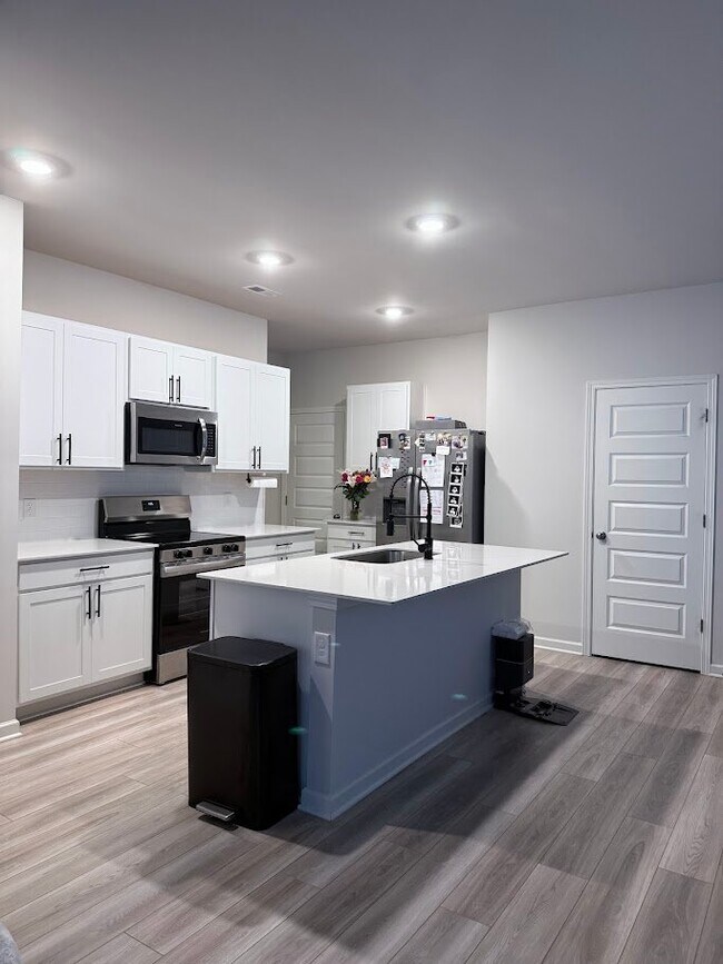 Photo - 773 Moray Ln
