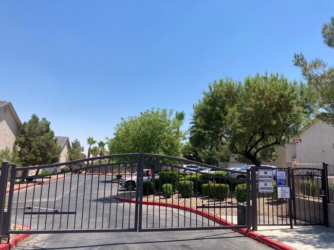 Photo - Townhouse 3 bedroom 2.5 bath 2 car garage