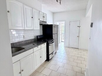 Building Photo - 853 Harrison Ave Unit 4