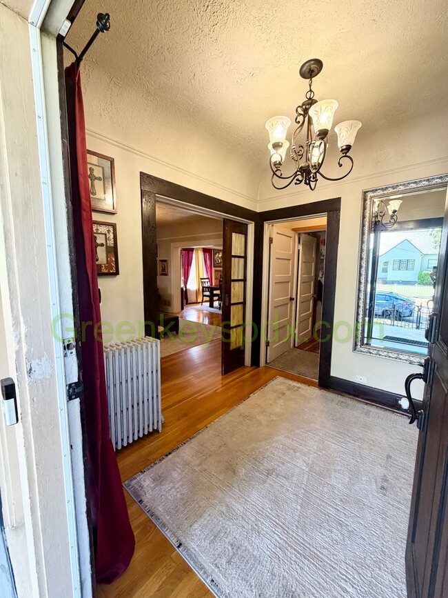 Building Photo - Awesome 4-Bed/2-Bath Craftsman Bungalow House Near Alberta District