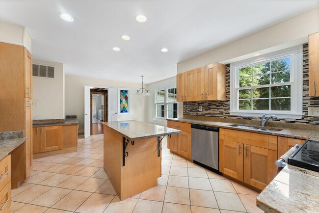 Kitchen boasts island & 42" high maple cabinetry - 9 Snug Hill Ct