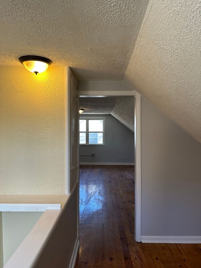 Photo - Single Family Home 3 beds 1 bath Available Now!