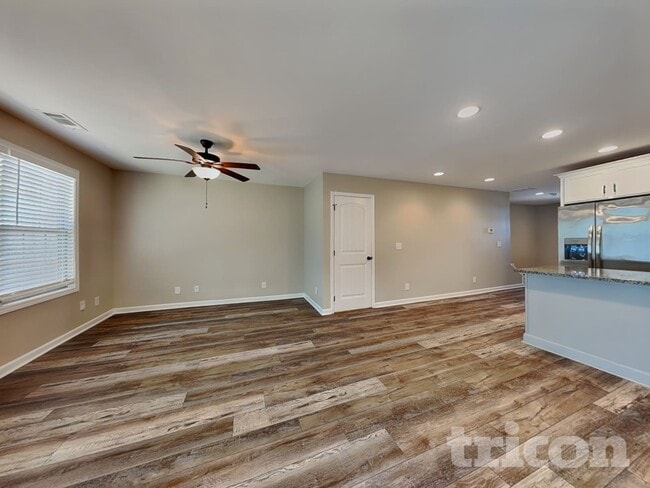 Photo - 220 Signature Pl