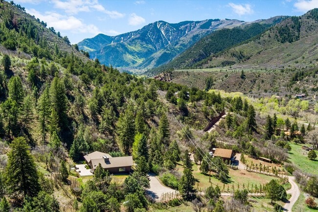 Photo - 377 Crystal Ln