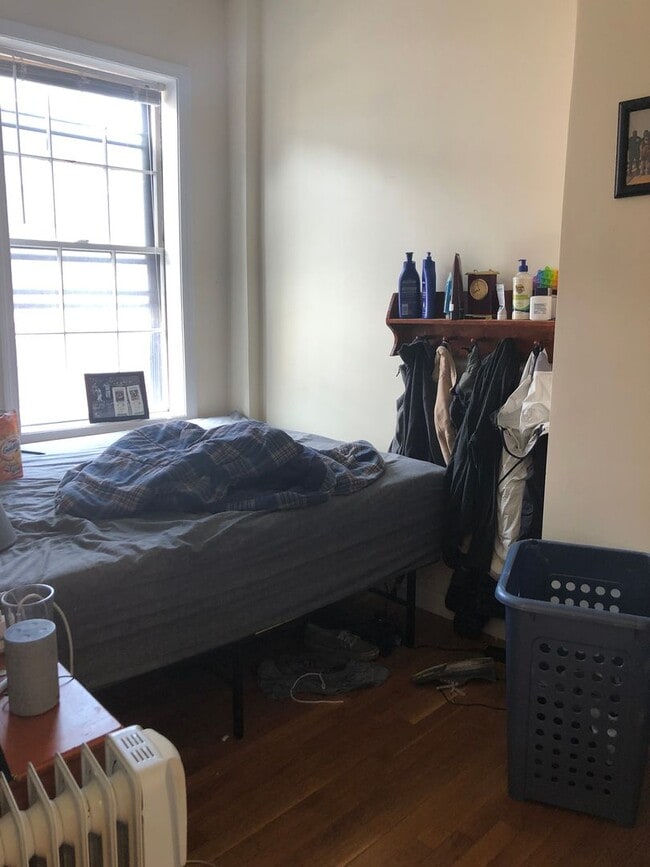 Photo - 3 Bed 2 Full Baht in Beacon Hill, Heat, Hot Water Included, Laundry on a Site