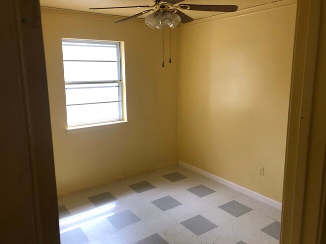 Photo - 1321 W 57th St