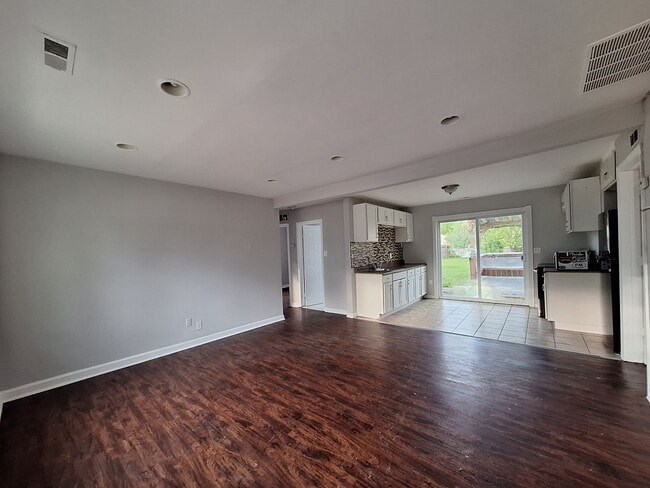 Building Photo - Ready to be your next home!  Three bedroom ranch is beautiful Roseville