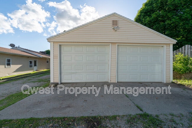 Photo - 806 Emerald Ave NE