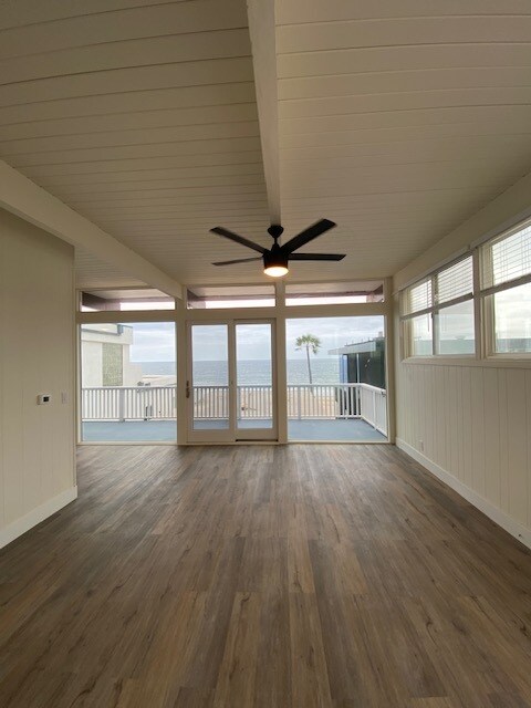 Large Living Room - 4317 The Strand Unit Upper