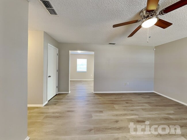 Photo - 6047 Calendar Ct E