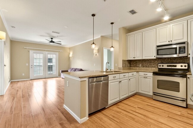 Building Photo - Midtown Village 3 Bed 3 Bath Condo!