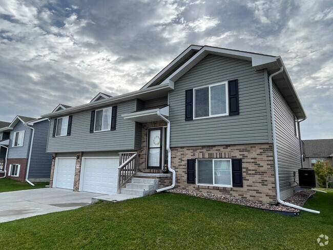 Building Photo - 7825 Yankee Woods Dr Rental
