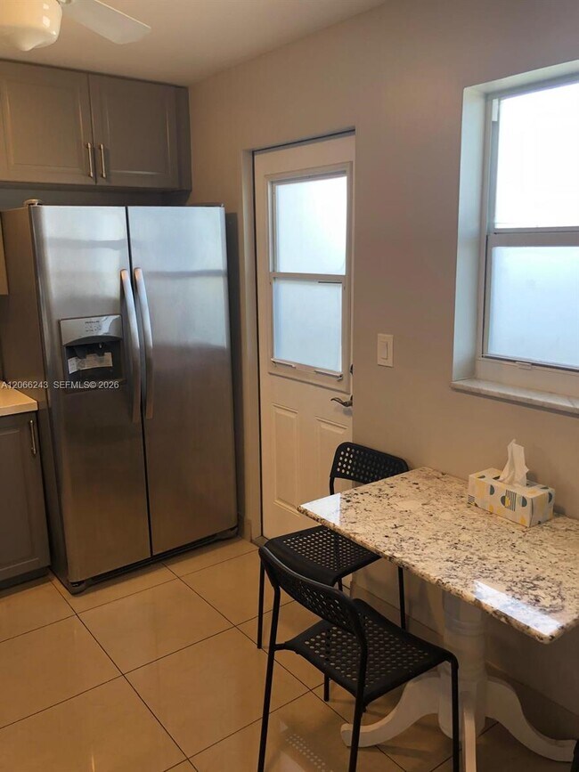 Photo - 319 NE 14th Ave Unidad 707