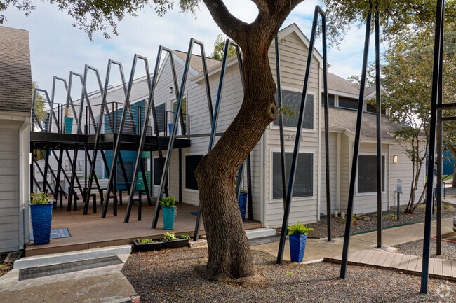 Oficina de arrendamiento y casa club
