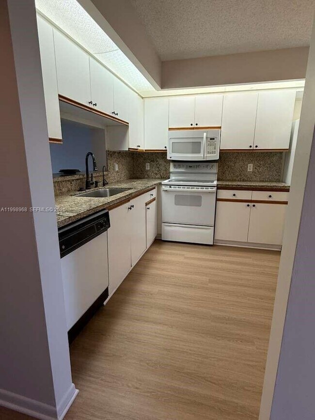 Photo - 1401 SW 128th Terrace Unidad 205H