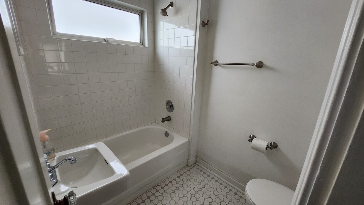 Photo - 4708 Midvale Ave N (Seattle, WA)