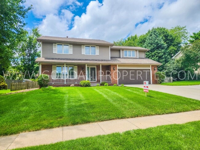 Building Photo - Executive 4 Bedroom Home in West Des Moines with a fenced in yard !!!