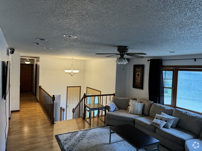 Building Photo - 51 Gleason Dr Rental