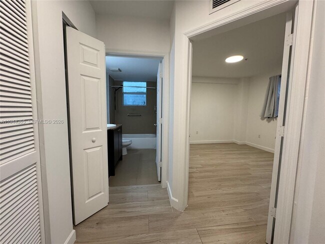 Photo - 529 NE 62nd St Unidad 303