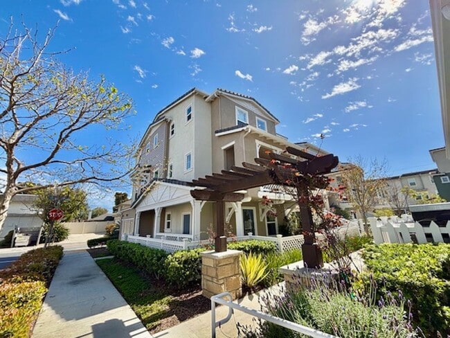 Building Photo - 4 Bedroom + 3.5 Bathroom Townhome | The Westerlies | Unfurnished