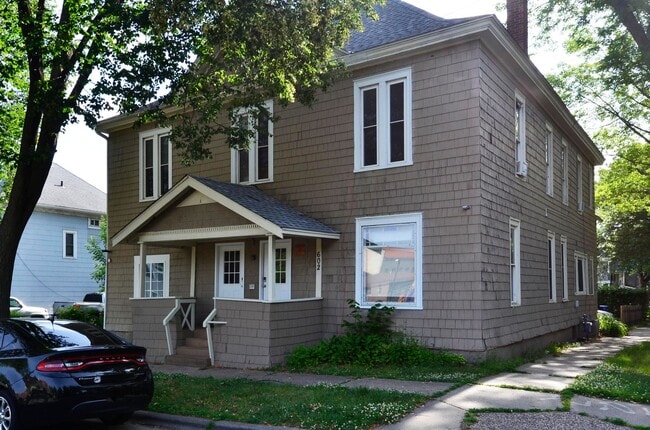 Building Photo - Updated Studio Unit 3