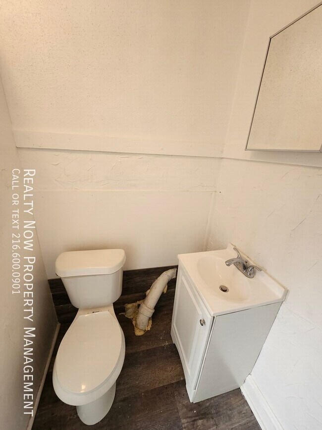 Photo - 8918 Folsom Ave Unidad Uppr REAR