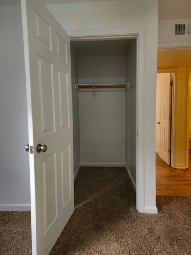 Building Photo - Gorgeous 4 bed 2 bath Unit 1542 D Rental