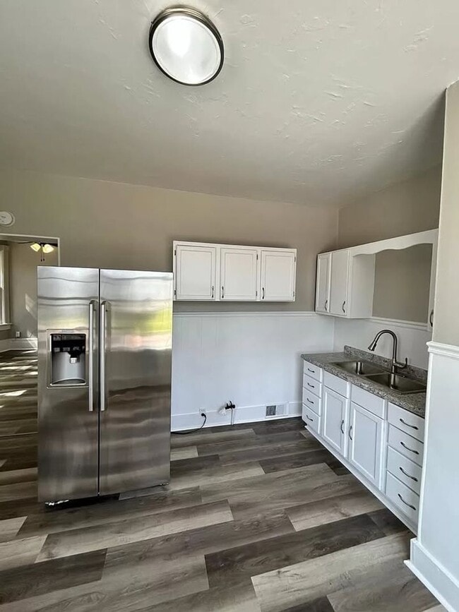 Building Photo - Updated Triplex in Milwaukee’s Harambe Nei... Unit 302 E Locust St Rental