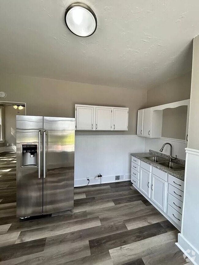 Building Photo - Updated Triplex in Milwaukee’s Harambe Nei... Unit 302 E Locust St Rental