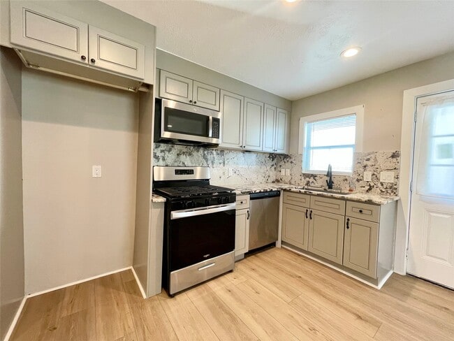 Photo - 4504 Kingsbury St