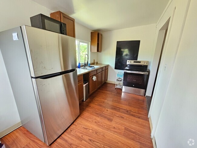 Building Photo - 2 Bed / 1 Bath Apartment with 2 driveway P...