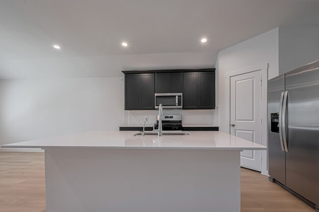 Cocina con despensa. - 1535 Merulana Ln