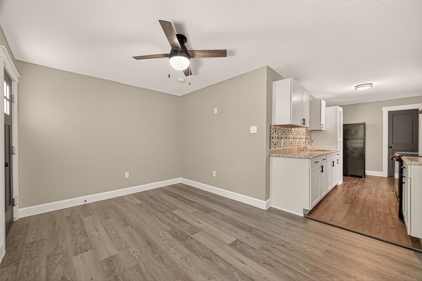 Photo - 5711 Brady St