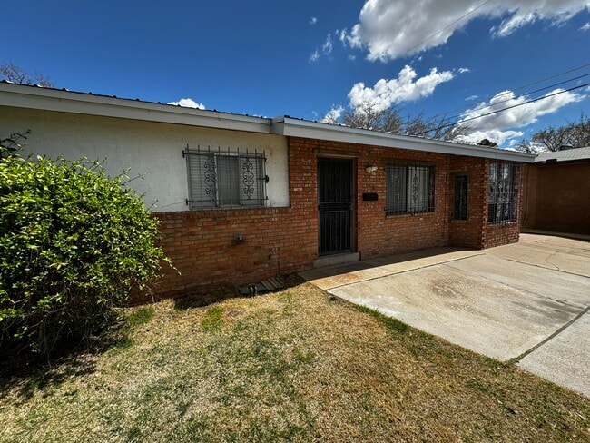 Photo - 908 Faye Pl NE