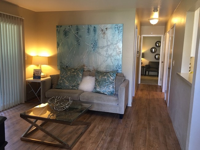 LIVING ROOM - Seabreeze Apartment Homes