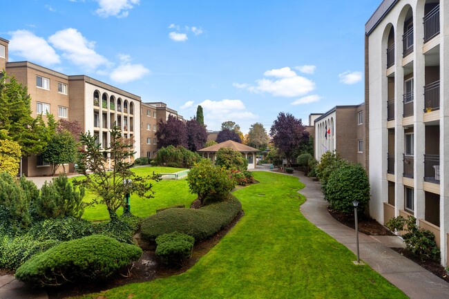Luscious Green Courtyards - The Galleria Apartments