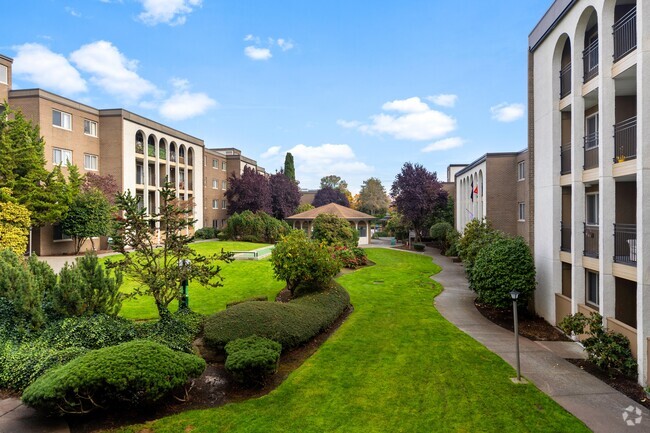 Luscious Green Courtyards - The Galleria Rental