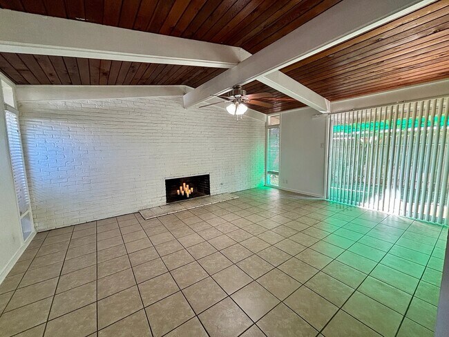 Photo - 111 W Janin Cir