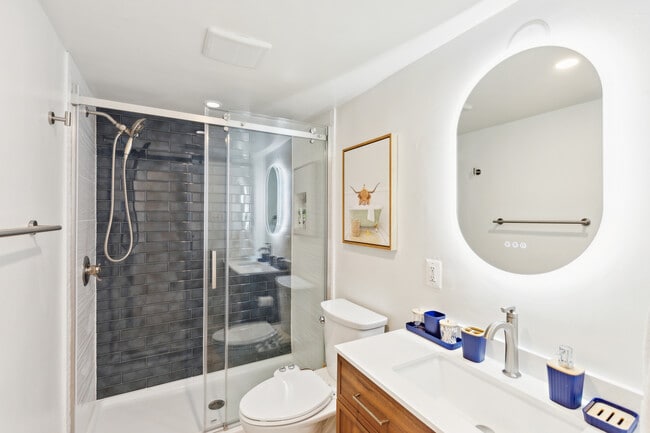 Photo - 134 F St SE Unidad 134 F ST SE #2